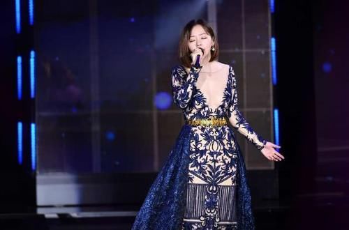 【 穿着】一袭深V到胃高调秀身材，路人看了都要转粉，35岁张靓颖衣品开挂