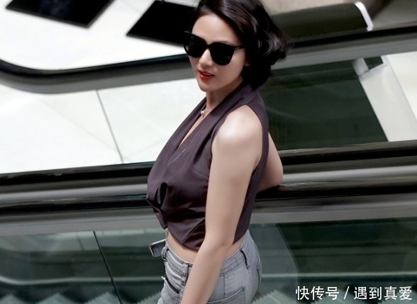 『美女』路人街拍,短发气质小姐姐,浅灰衣配搭牛仔裤让身形完美靓丽!