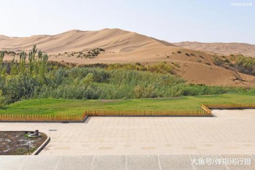紧连城市的新疆库木塔格沙漠 堪称世界治沙“绿不退 沙不进”的奇