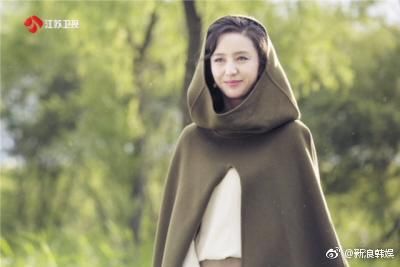 佟丽娅全智贤撞衫,全智贤穿出了大牌的感觉,佟丽娅却很接地气!