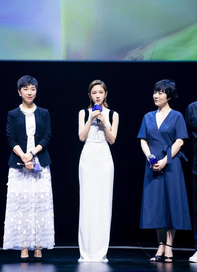 「 文一袭」显高显瘦，小个子也能穿出大长腿！王子文一袭吊带连衣裙清新优雅