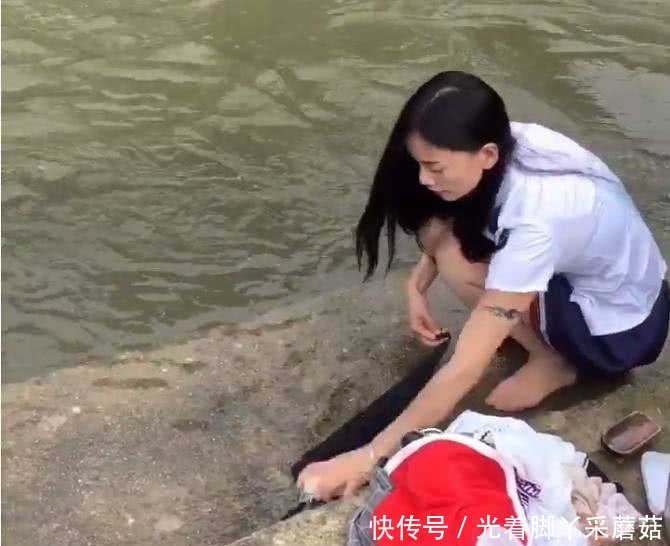 农村姑娘河边洗衣服，意外收获了“它”，最后衣服都丢一边不洗了