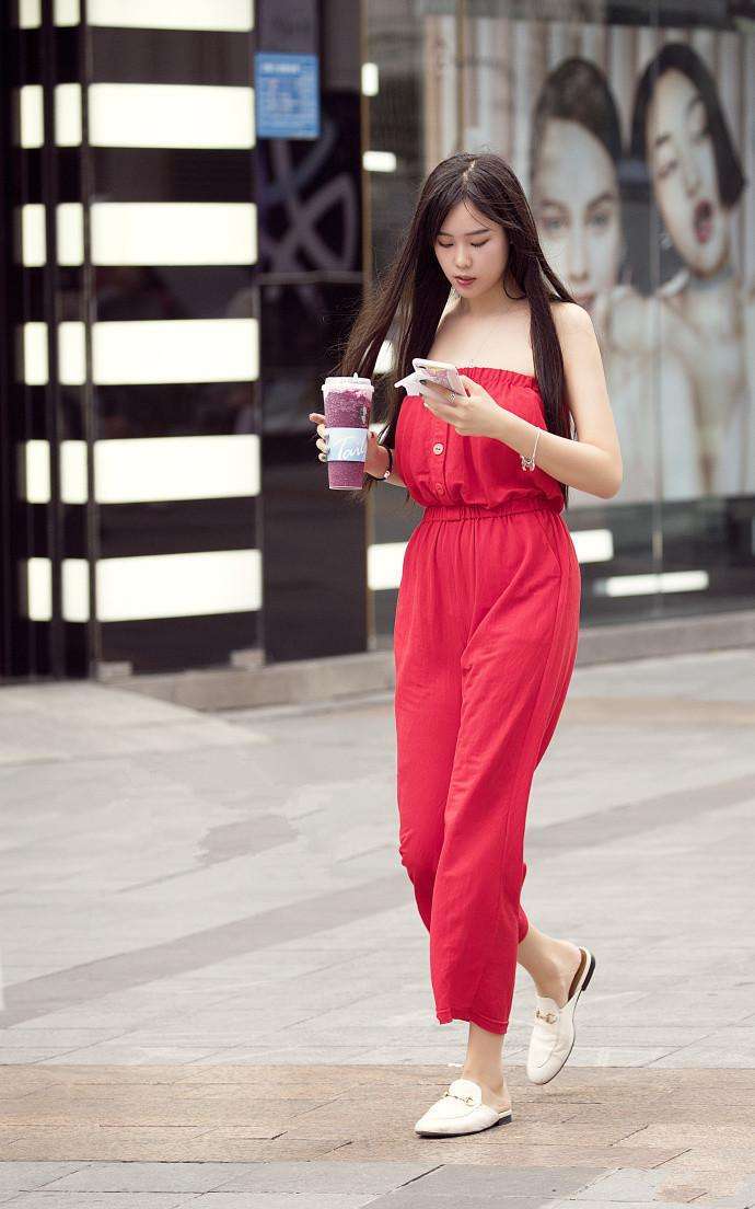 素人街拍: 身材火爆的女生少不了紧身连衣裙