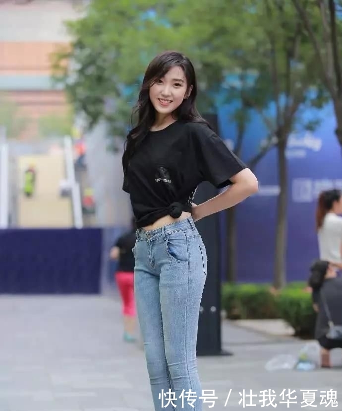 『时尚姑娘』对牛仔裤的偏爱,个性穿搭更显青春靓丽