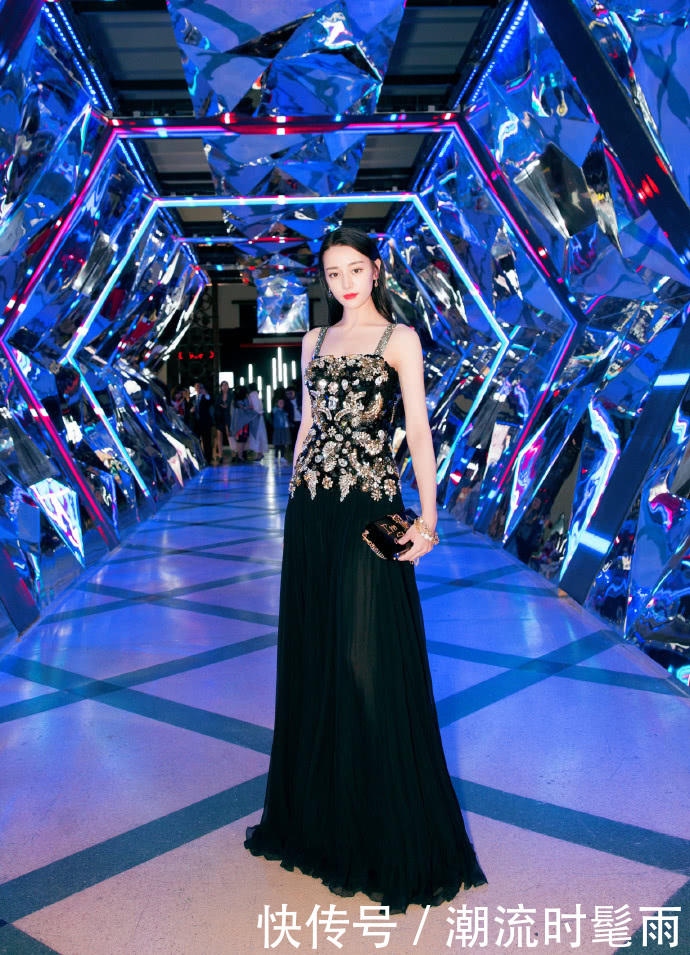 迪丽热巴真时髦！穿条绿色鱼尾裙也敢出门，网友：赶紧抱走吧！