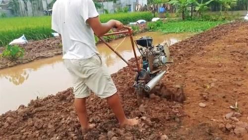 农村小哥自制“摩托车”松土机，300元造一台，一天松土6亩地