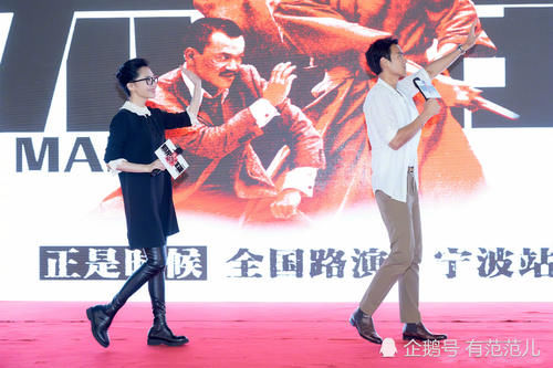 49岁许晴真会搭，穿过膝长靴当皮裤，网友：隔着屏幕都闻到脚丫味