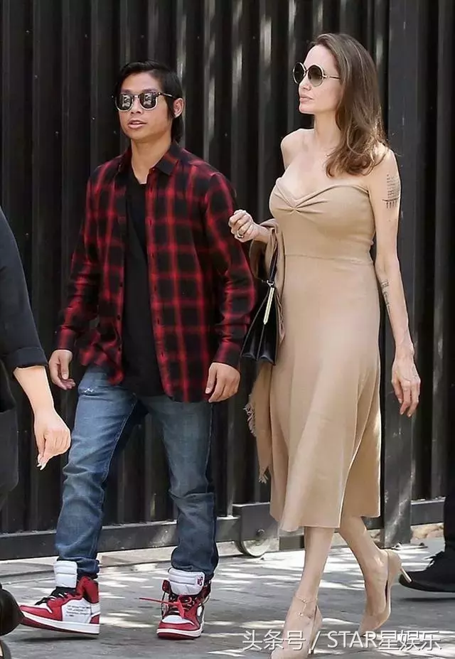 安吉丽娜-朱莉街拍时尚大气，14岁养子长的却想41岁