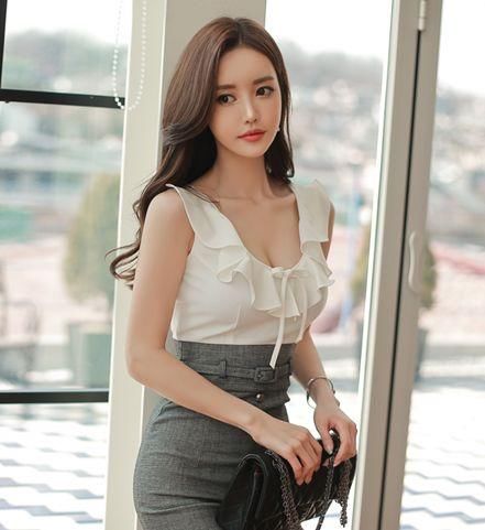 魅力独特的女孩子，展现动人身姿，韵味十足