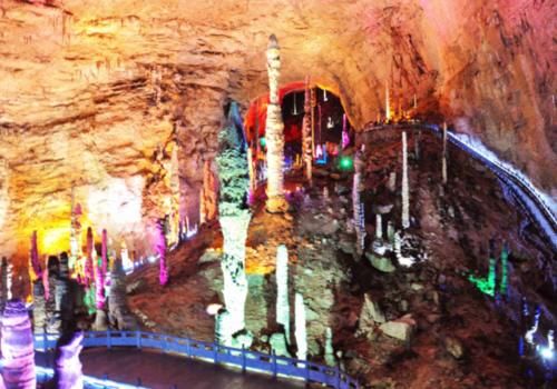 世界之最，黄龙洞属喀斯特岩溶地貌，享有绝世奇观之美誉