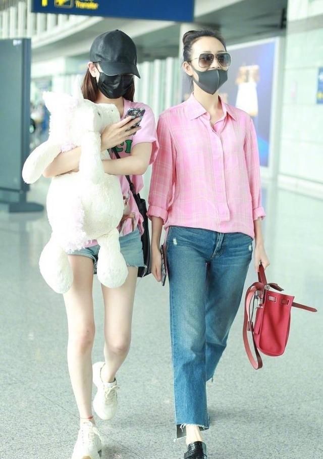 35岁王鸥和20岁宋祖儿同穿粉色上衣现身机场，一个少女一个大妈