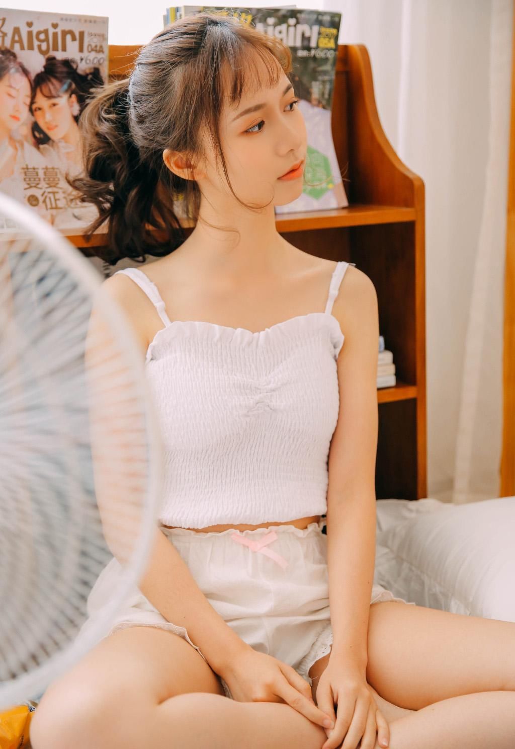 热裤美女吊带锁骨性感私房写真