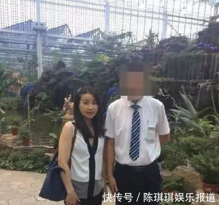 郭晶晶低调回娘家，素颜与路人合影，全身加起来还不到一千块