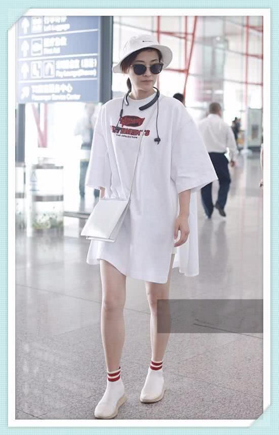 梅婷简直了！浑身上下只穿一件T恤就走机场，网友：43岁也疯狂？