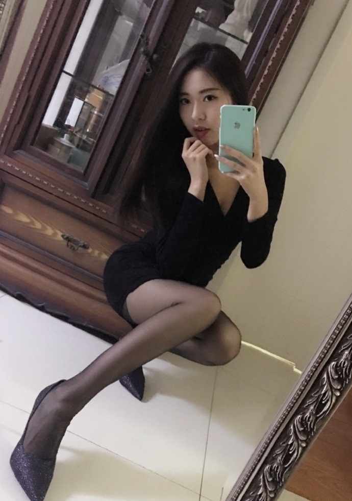 街拍:微胖的小姐姐微笑起来甜甜的,黄金比例身材优美,穿出气质