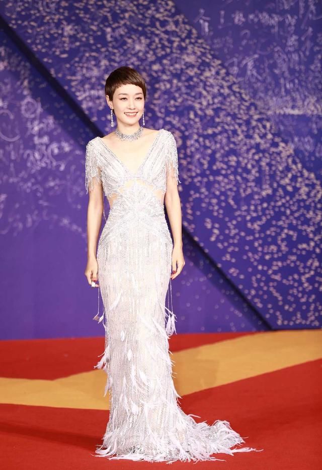  『上头』马伊琍穿搭真让人上头，穿黑色皮质抹胸连衣裙，搭配短发洋气减龄