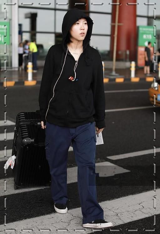 窦靖童轻装上阵！茶缸、木箱全都不见了，网友：这么利落真不习惯