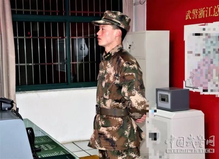 除夕夜，党员干部为祖国守岁，替战士“站岗上哨”