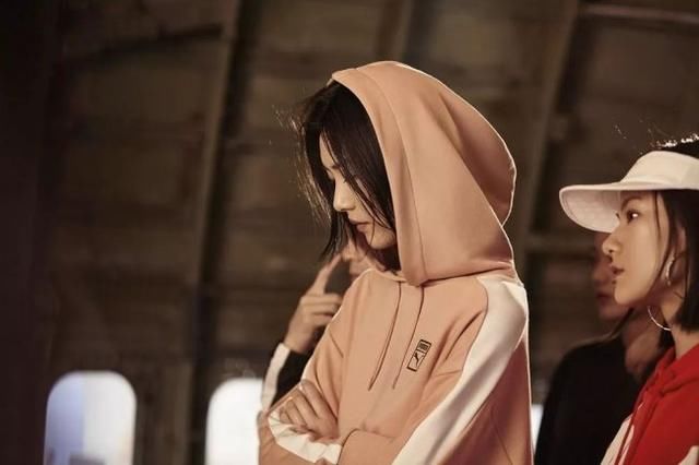 今年最嘻哈的球鞋来了！不仅火了 50 年，还是说唱大佬的最爱！