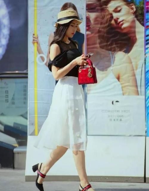  「美女」街拍：身材高挑的美女，一件黑色短袖配黑色休闲裤，时尚气质大方
