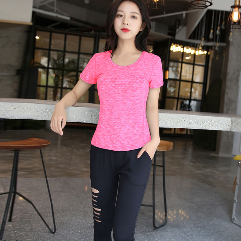 健身房的妹子真会穿，紧身健身服勾勒腰线，让你在人群中耀眼夺目