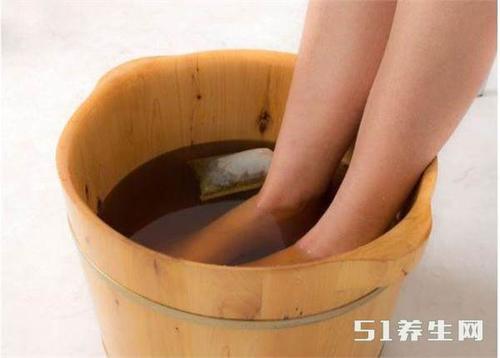 养生必养脚，秋冬每天这样泡脚，逼出体内寒湿，一身轻松百病消