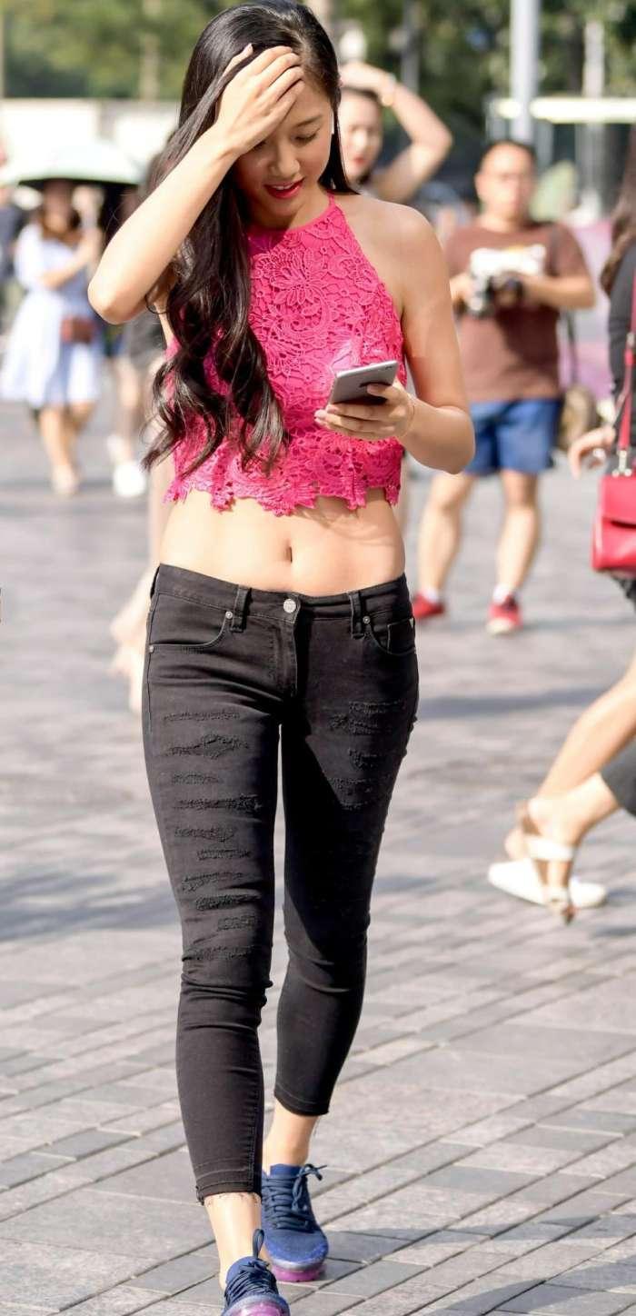 气质小姐姐黑色紧身牛仔裤大秀马甲线, 手捂额头尽显成熟女人味儿