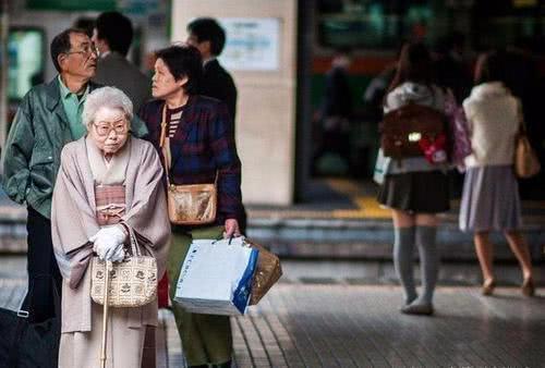 中国和日本退休老人的生活有什么不同看看日本的街头就明白了！