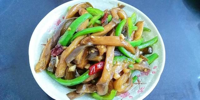  「辣椒」做茄子炒辣椒，这一步不用油不用水，但千万不能少，否则就不好吃