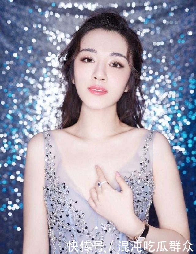 王晓晨的身@王晓晨不是“尤物女神”,但身材匀称,穿吊带薄纱连衣裙气质惊艳