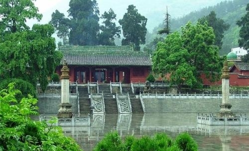 这座寺庙被称为“深山龙宫”：藏有近万条龙，还未用一颗钉子固定