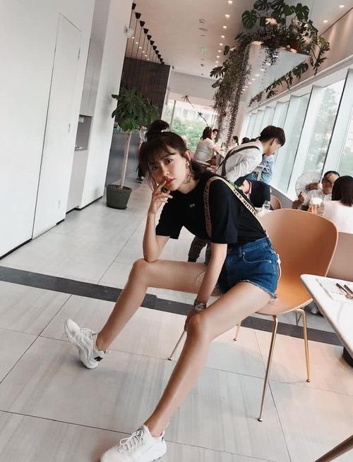 孙耀琦为显腿长牛仔热裤短到大腿根，转身更是惊艳，臀部充满诱惑