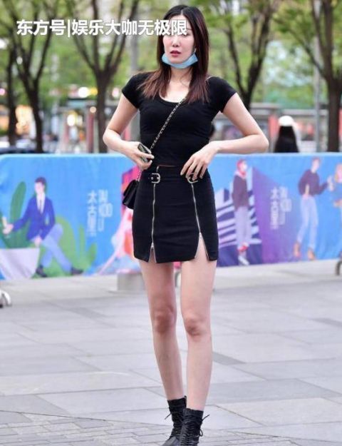  【美女】街拍：皮肤白皙的美女，一件红色针织上衣配黑色休闲裤，青春靓丽