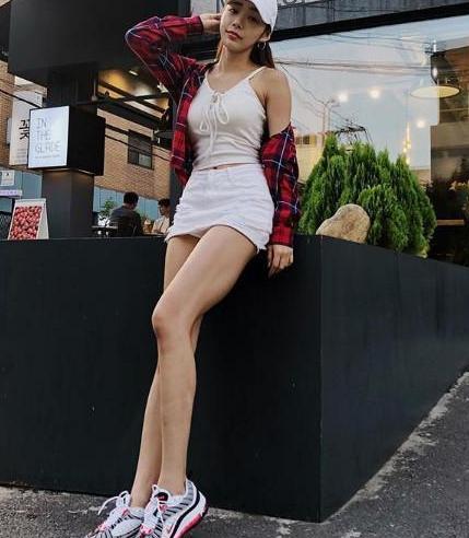 游泳池旁现健身女神, 身材傲人被点赞, 苦诉塑身心酸没人知