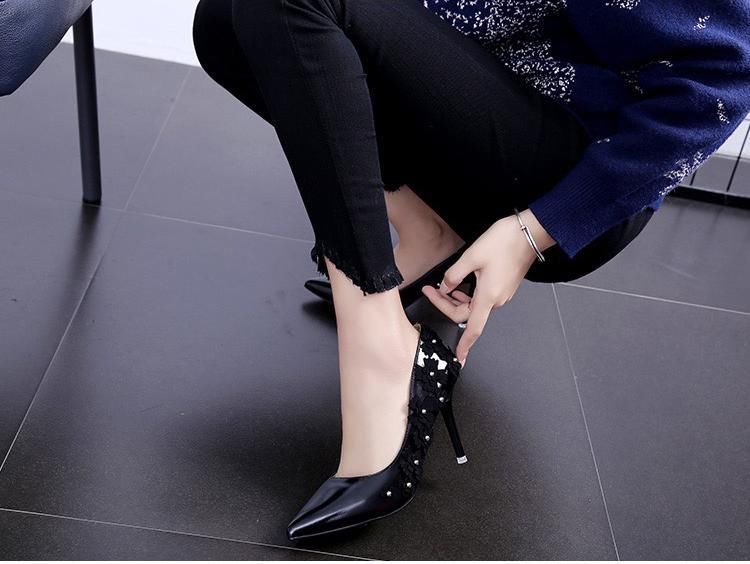 用黑色的花朵的美丽搭配尖头高跟鞋的性感，更显女性的魅力