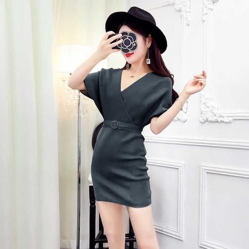 女人不要总穿短裤了，如今流行的裙子更养眼，同事都夸有眼光