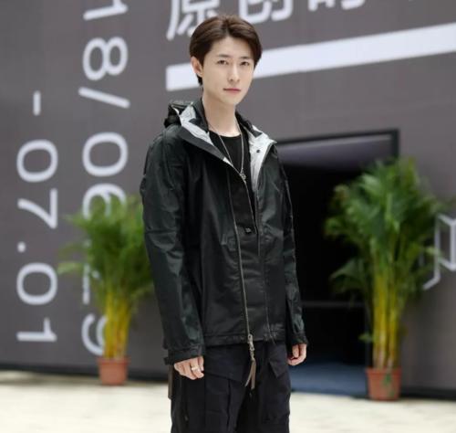 街拍:时尚精致的美女流露出一种丝丝入扣的性感,让人过目不敢忘