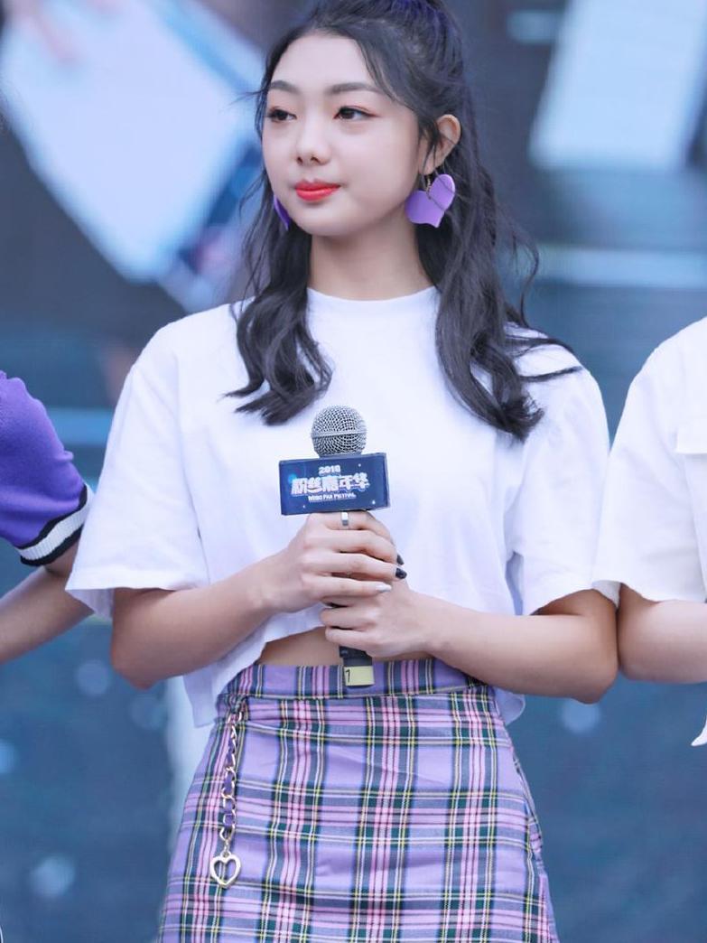 火箭少女7人同台, 穿短裙热裤秀身材, 网友: 青春无敌!