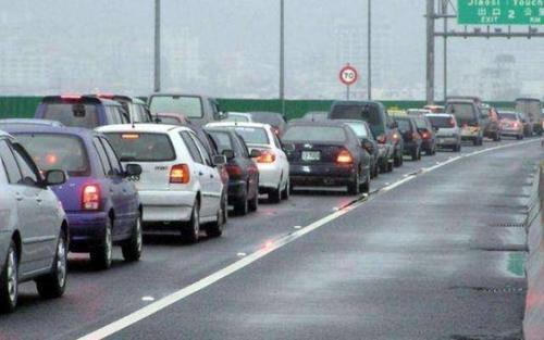 高速开车的“五大禁忌”，新手司机必须了解，别再闷着头自己开了