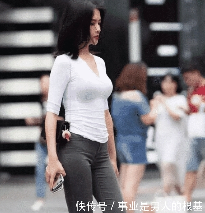  『刚好』V领的美女，这短发刚好搭在肩膀上！