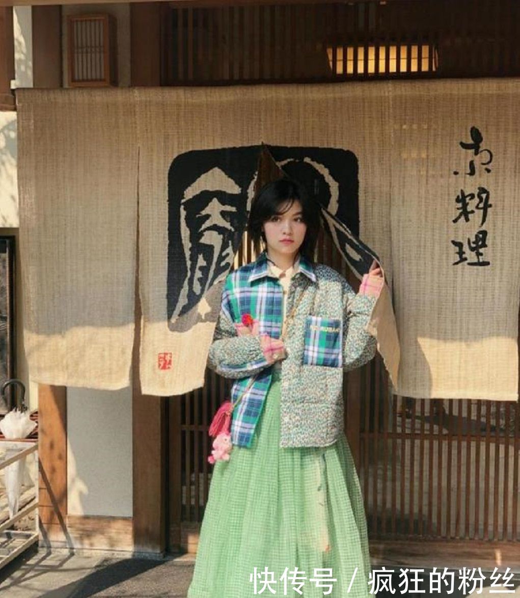 「气质」开春火了一种新穿搭,叫“仙女裙+帆布鞋”,减龄清爽又气质