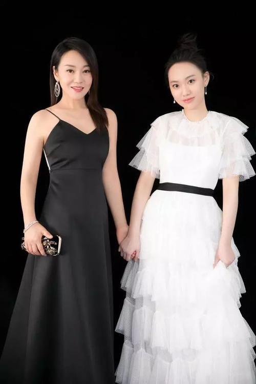 闫妮赶时髦也穿露肩装,光靠几根绳子撑着,都勒成这样子了!