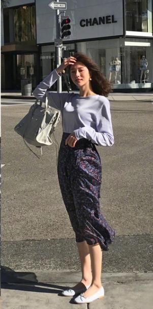 牛仔裤可以分分钟穿出自己的品质感，浅蓝色搭碎花上衣最撩人