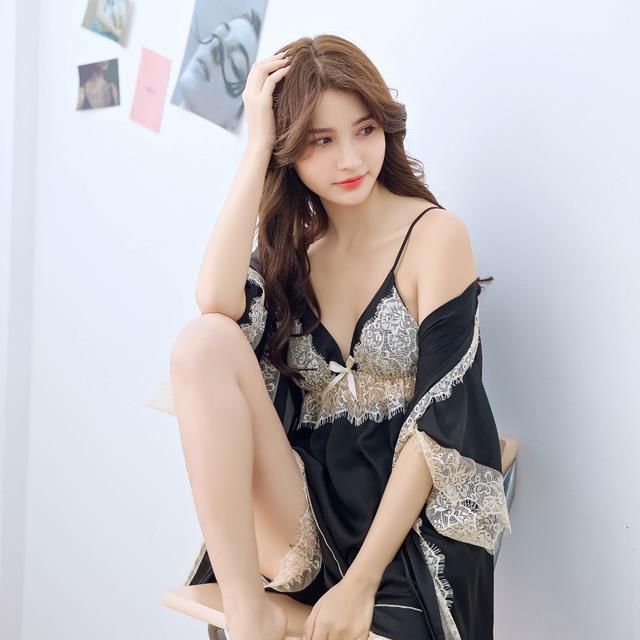 嫂子身材不迷人，但照穿睡衣，散发女人味，显曼妙身材