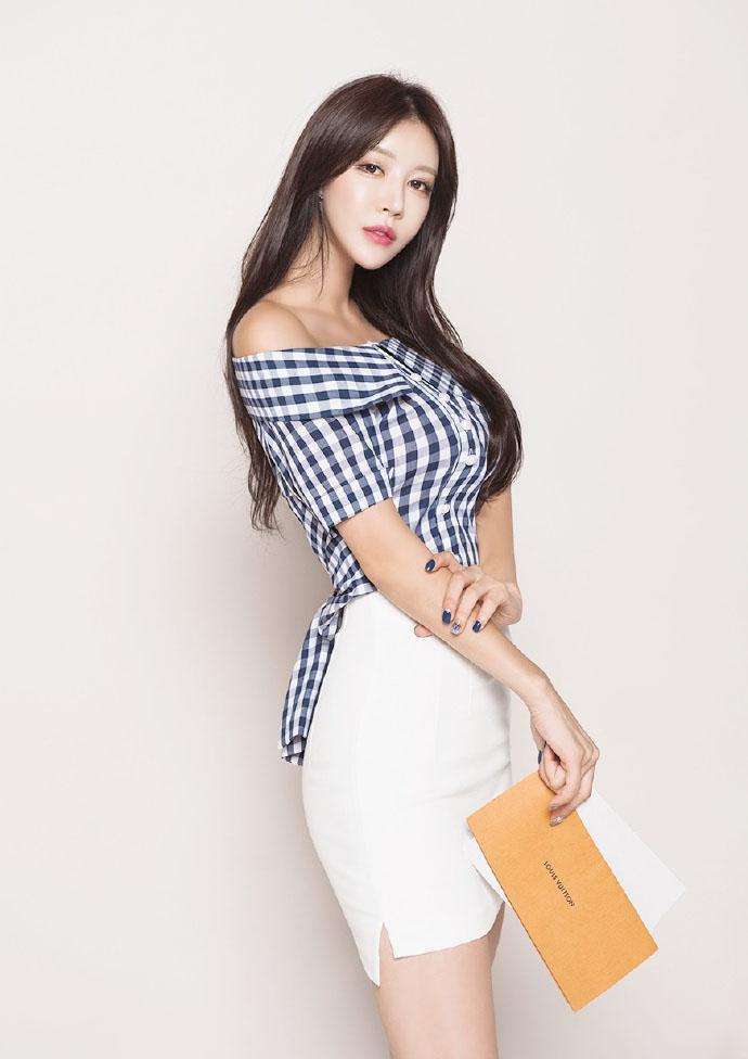 路人街拍：夏天女孩更偏爱包臀裙，分分钟化身街头潮人