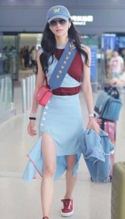 韩雪穿“撕裂装”秀时尚，裙子被撕了一块，后面还拖着衣裳？