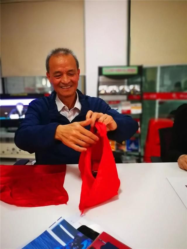 越秀 | 他收藏了七大以来的所有党章,在社区