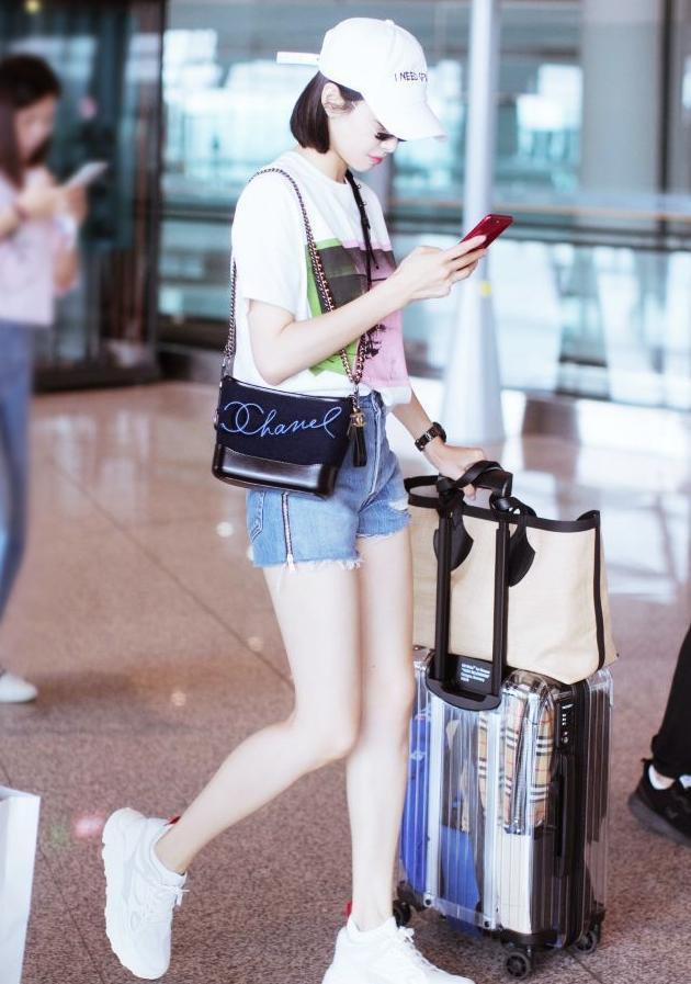 窦靖童周迅忘年交同框，同款搪瓷杯要不要来一只？