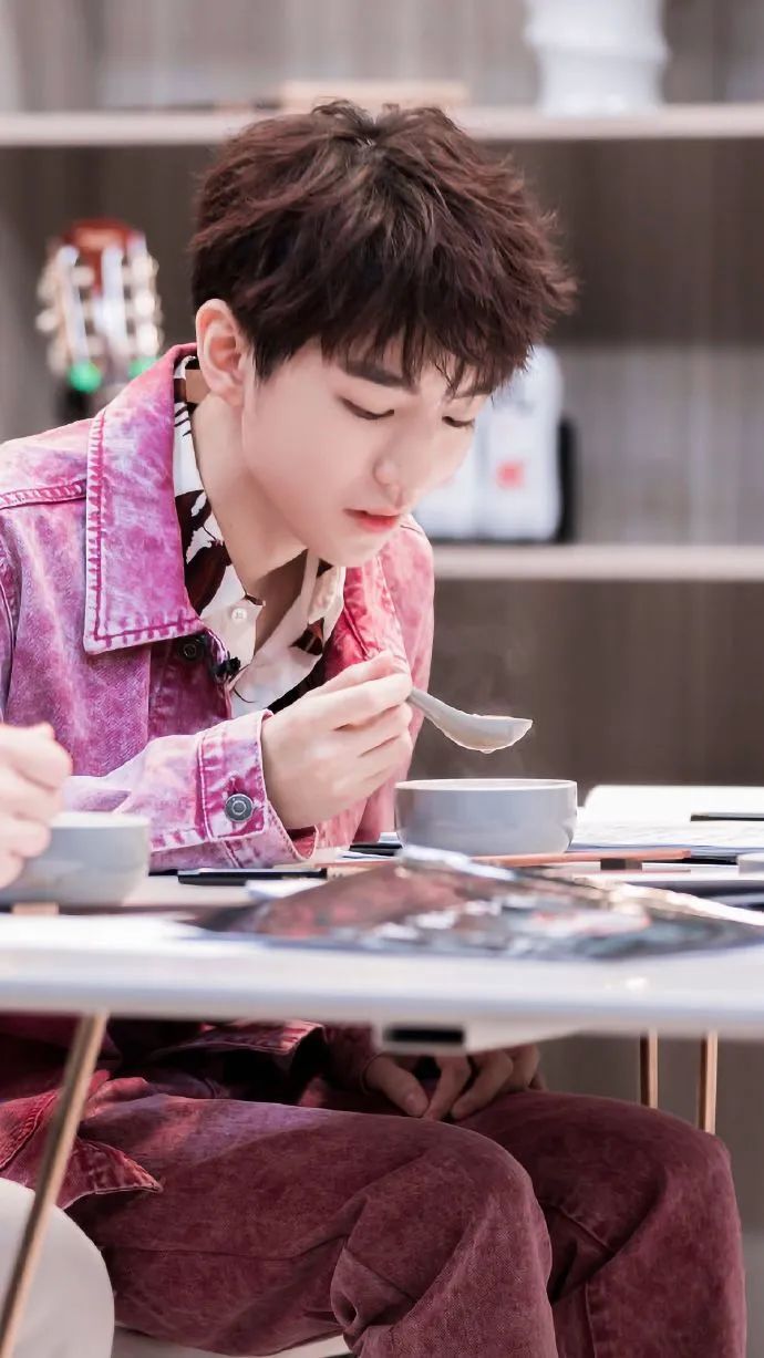 「扶住」王俊凯录节目差点踩空,一旁的邓紫棋一把扶住,引发全场沸腾