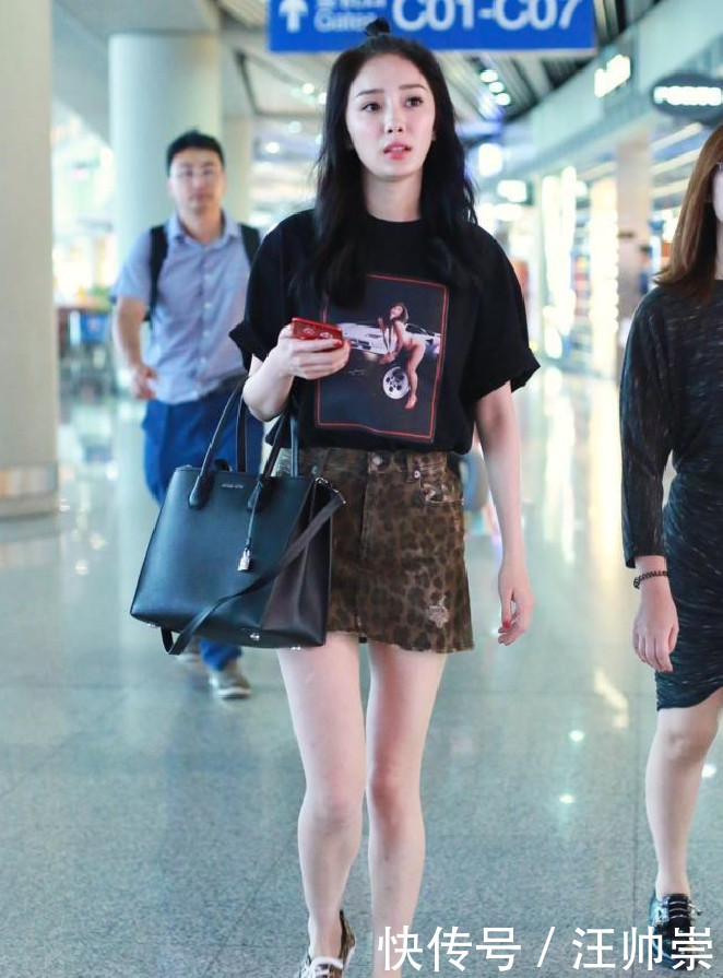 杨幂的发型尴尬了,别人扎是少女,她却因发际线高像老8岁